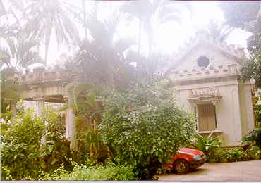 Dr. Fernandes's house on Haudin Road another view