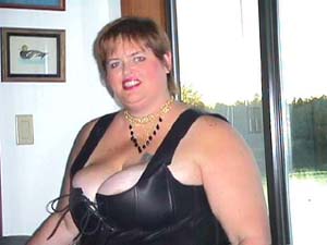 KerriLynn, a 
confident, voluptuous woman: 6ft redhead, 52H-40-58!!