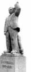 Statue av K.O. Thornæs : Thornæsbautaen / Odd Hilt
(norsk bilethoggar 1915-03-08 - 1986-12-09), hogd i syenitt 1946-1956,
reist i Thornæsparken ved Nedre Møllenberggt., Trondheim. Øyvind Storm Bjerke
i Norsk kunstnerleksikon B.2, s. 206 mener Hilt har fått inntrykk fra Gunnar
Jansons Garborgstatue