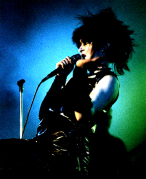 siouxsie and steve, on stage in 1985