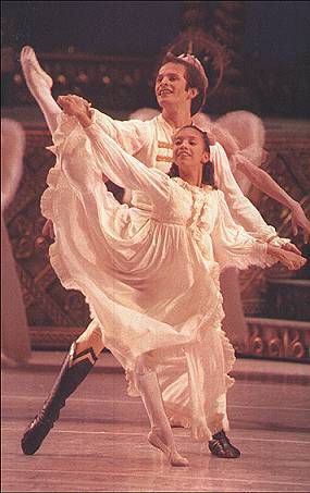  Gustavo Sanders, bailarin de la CND y Viridiana Hernandez, alumna del Tercer Ao de la Carrera  de Bailarin Clasico, ciclo 98-99. 25 Kb