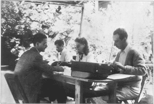 Els redactors dels Quaderns a Coyocaán. Joan Sales, a l'extrem dret
