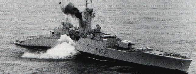 Navio de guerra desativado sendo atingido pelo disparo real de um torpedo pesado durante exerccios.
