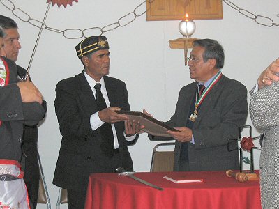 Nuestro Delegado Provincial entregando al Doctisimo Maestro la Carta Dispensa