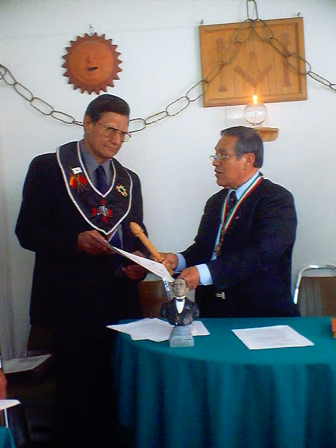 El IPH.·. Gabriel Frías Olivares, Delegado Provincial de Guanajuato haciendo entrega al IH.·. Fidel Puga Ayala Sapientísimo Maestro, la Carta Dispensa