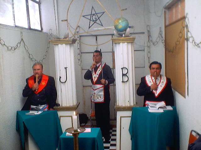 Los IIl.·. HH.·. Fermín Martínez, Juan Padilla y Manuel Vizcaya