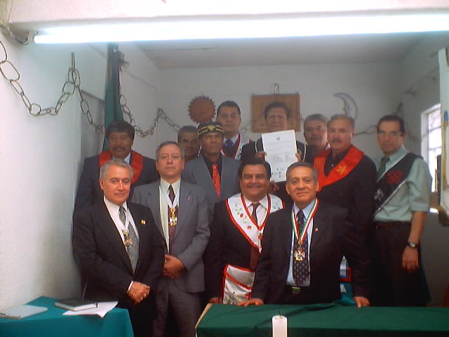 Todo el Cuadro con los IILPPHH.·. Gabriel Frías, Maximiano Arévalo y Oscar López