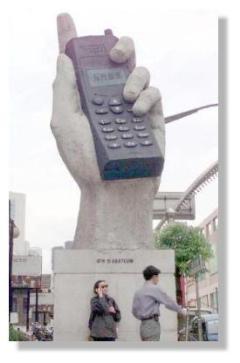 Foto: un monumento al telefonino a Shangai (Ap)