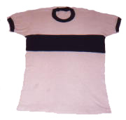 camiseta de pique blanca con franja azul