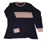 camiseta de pique azul con franja blanca