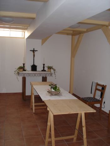 Die ebenfalls restaurierte, beheizbare Winterkirche, erlaubt es, zu jeder Jahreszeit, Gottesdienste abzuhalten.