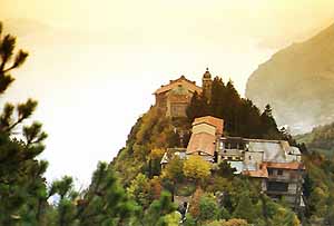 auf steilen Klippen gebaut: das Wallfahrtskloster Montecastello - 700 Meter ber dem See