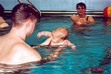 Mit Papa beim Babyschwimmen! Man war das toll!!!