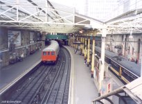 Farringdon (Metropolitan & Circle Lines) - Thameslink train on the right © UrbanRail.Net