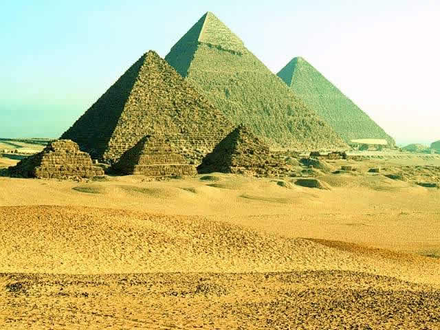 Los vestigios más sobresalientes de Egipto en el Imperio Antiguo son los cementerios de las piramides en la ribera occidental del Nilo