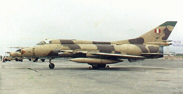 aviones cazabombarderos Sukhoi 22 supersnico 