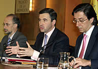 El ministro Acebes, en el centro, en la rueda de prensa. (EFE)