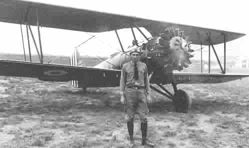 Alférez CAP Francisco Secada Vignetta frente a un avión de observación y bombardeo ligero VOUGHT 02-U CORSAIR del Cuerpo Aeronáutico del Perú