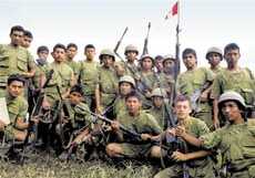 Tropas peruanas celebran la recaptura de uno de los puestos enemigos infiltrados en la Cordillera del Cóndor en territorio del Perú