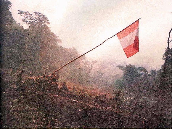 Tropas peruanas izan el victorioso pabellón peruano en la falsa Base Sur luego de su captura el 2 de Febrero de 1995 - Cenepa 1995