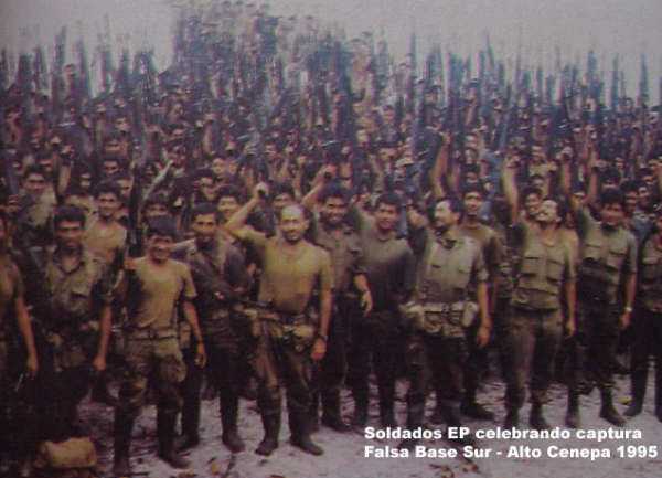Tropas peruanas celebran la captura de la falsa Base Sur - Cenepa 1995