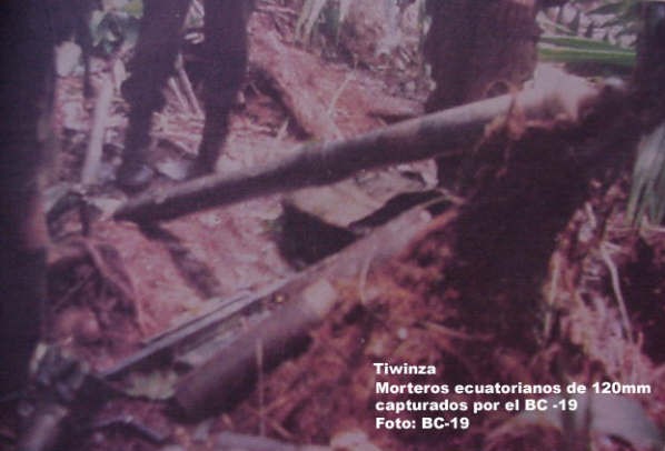 Fotografía tomada en el mismo campo de batalla y que muestra los morteros de 120 mm. capturados a los derrotados invasores ecuatorianos en falsa Tiwinza (cota 1061)