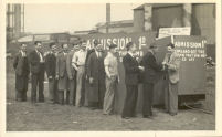 Photo of the queue to see an unexploded bomb