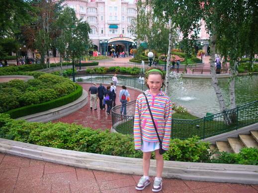 Isabelle in front of fountains in Disneyland in Paris