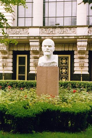 Lenin statue in ex-East Berlin