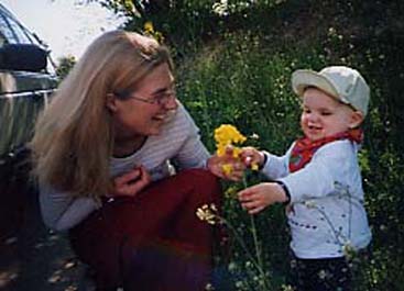 Elsa mit Tante und Blume