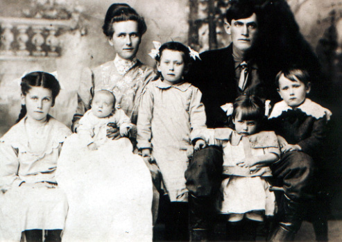 Robert Slough Family Photo.JPG (117419 bytes)