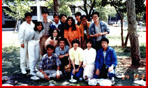 1987년 4월 도쿄에서 유학생들과 함께...