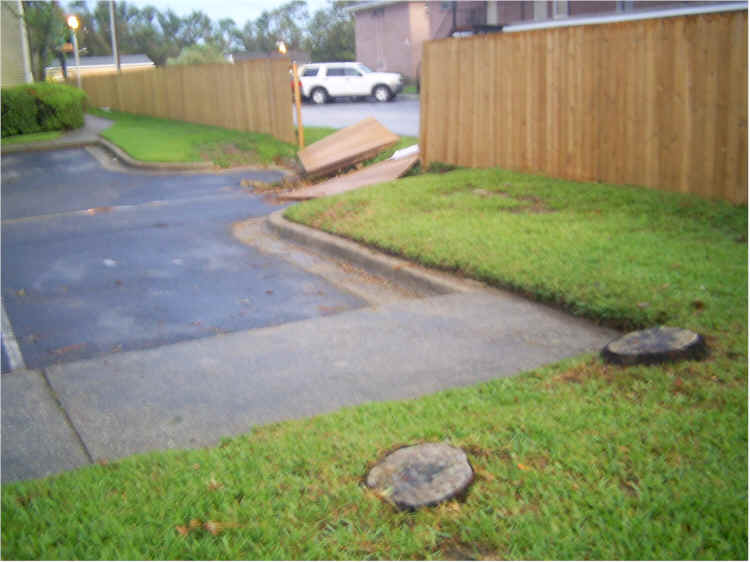 hur-den_hole-priv-fence.jpg, 40 KB