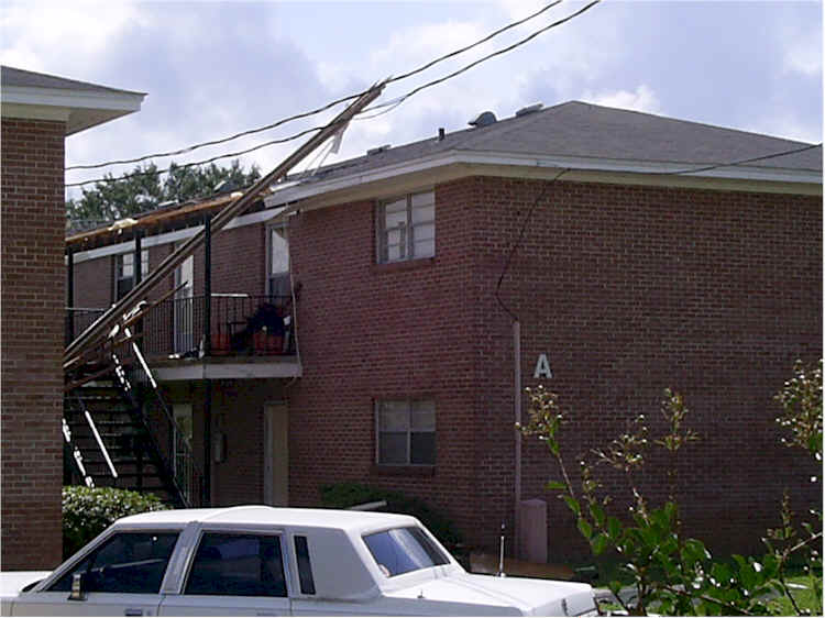 hur-den_ripped-off-roof01.jpg, 48 KB