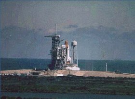 O ônibus espacial Challenger na plataforma de lançamento