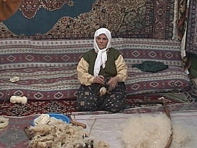 Een typische turkse vrouw bij de fabriek van tapijten