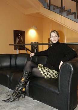 micro mini-jupe et bottes pour un look raffin et piquant !