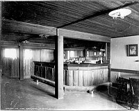 EL TOVAR HOTEL - THE WINE ROOM. BAR WITH DECANTERS. SPITTOONS ON FLOOR. CIRCA 1905. DETROIT PHOTOGRAPHIC. 
