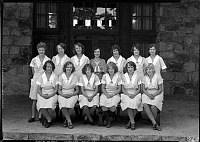 13 CABIN MAIDS POSE OUTSIDE THE MAIN ENTRANCE TO THE GRAND CANYON LODGE, NORTH RIM. 20 JULY 1930 NPS PHOTO<br>