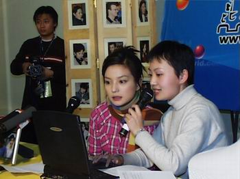 Trieu Vy tro chuyen qua mang Internet voi khan gia