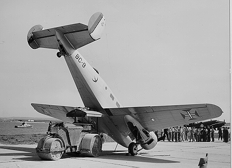 Beech D-18S BC-9 after a nose landing... (EMFA/CAVFA via L.Tavares)