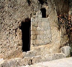 Tomb_entrance.jpg (28559 bytes)