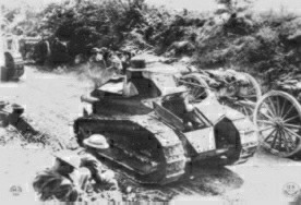 Tanque leve francs Renault FT-17 indo para o front. Mais de 3.000 deles foram fabricados at o final da guerra.