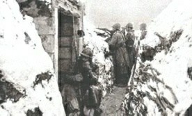 Soldados russos em trincheira no rigoroso inverno.