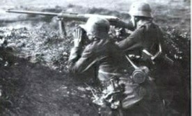 Alemes na trincheira utilizando um fuzil antitanque T-Gewehr