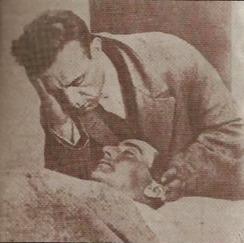 Sánchez Mejías, derrumbado en el dolor sin creer todavía en la fatalidad, veía el cuerpo de José en la enfermería de la Plaza de Toros.