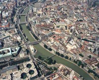 El Donaukanal en los lindes del distrito uno. El edificio Urania aparece en la margen derecha (izquierda tal como miramos al canal en la foto, pues la corriente "baja") formando como una isleta.