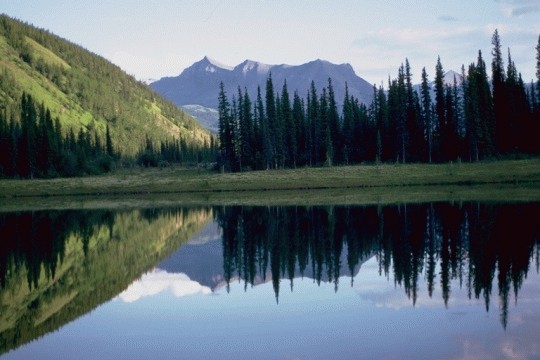 A Beautiful Lake Scene from Corel Presentations Clipart (3042mirlake.jpg)
