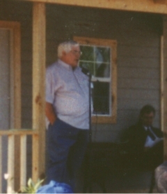Jesse Enloe speaking at Mt. Carmel, April 19, 1998