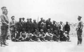 Los obreros aguardando el genocidio estatal.